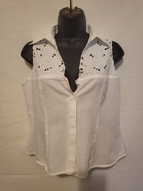 White Jones New York Signature Petite Top Feature Intricate Floral embroidered